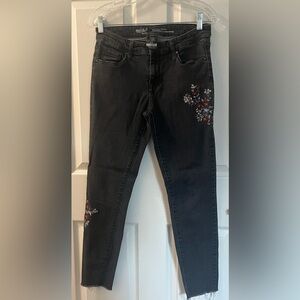 Mossimo black floral embroidered jeans size 6/28